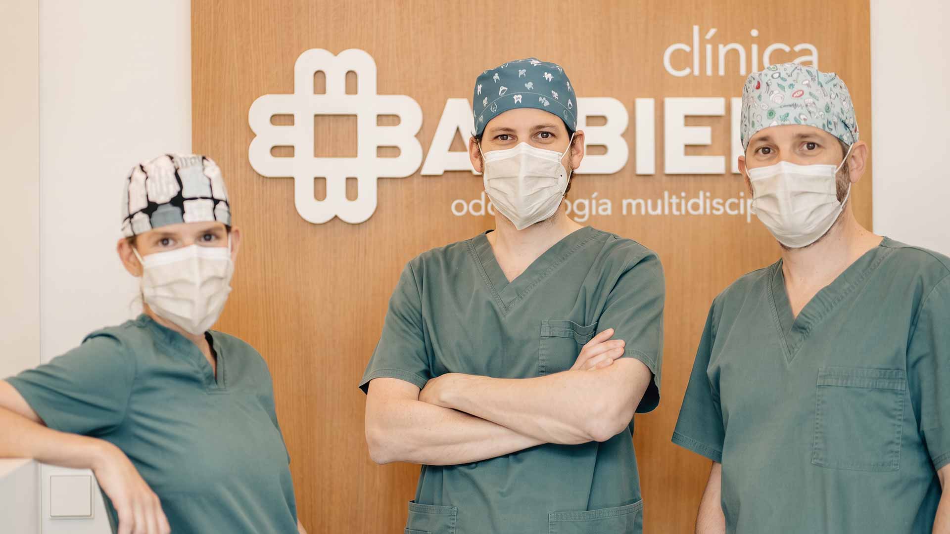Aida-Dominguez-con-doctores-barbieri